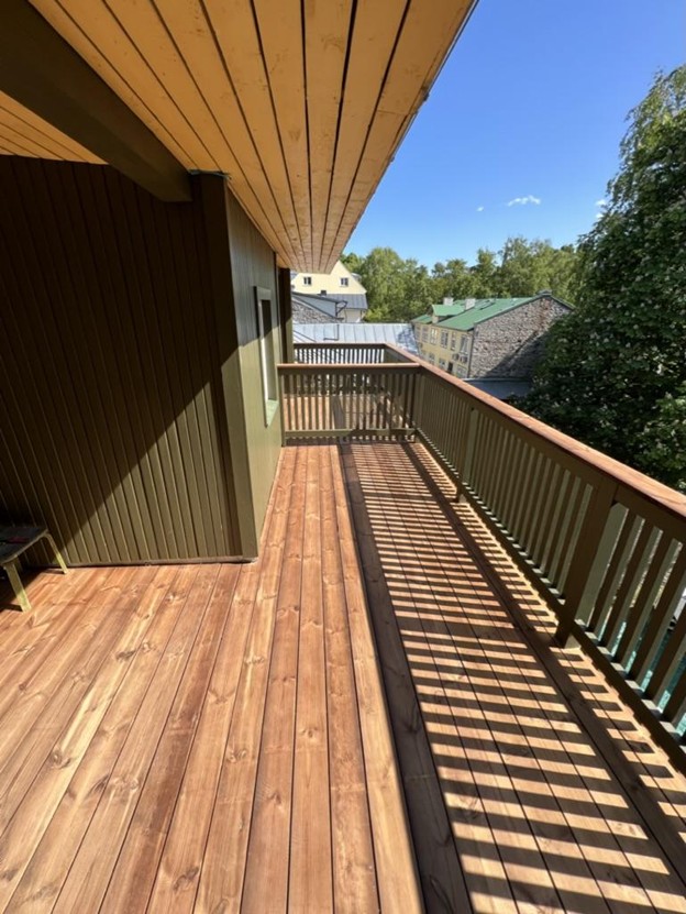 Puitterrass on kodu juures üks mõnusamaid kohti – eriti suvel. Samas vajab terrass regulaarset hooldust, et puit püsiks ilus ja vastupidav. Miks terrassi hooldu