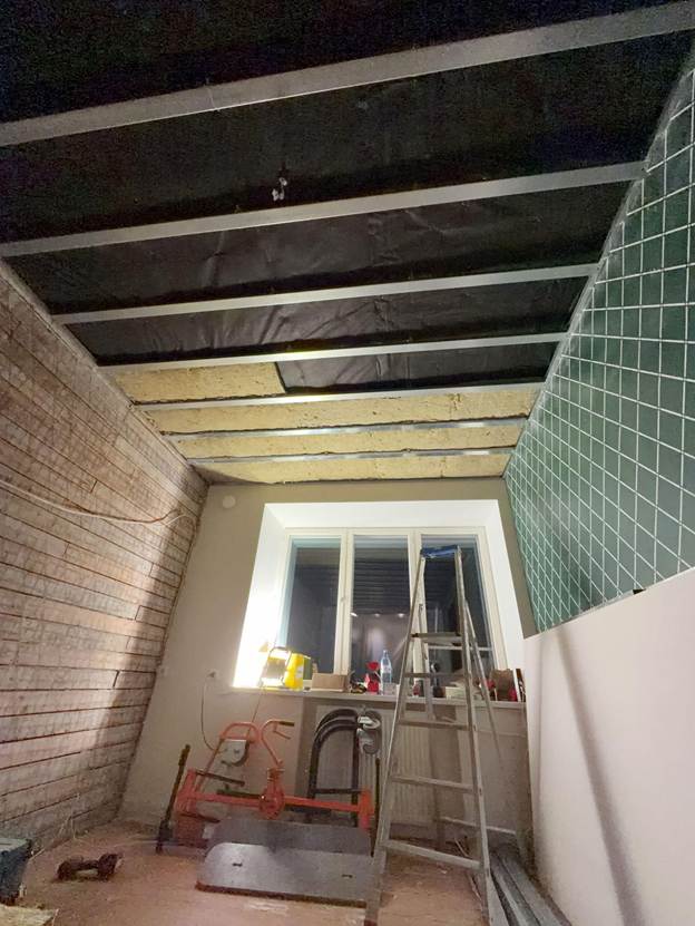 Vanemates majades on üks väga levinud probleem – naabrite sammud ja müra kostavad läbi lae. Eriti puudutab see maju, kus vahelaed on puidust. Pelgulinna korteri